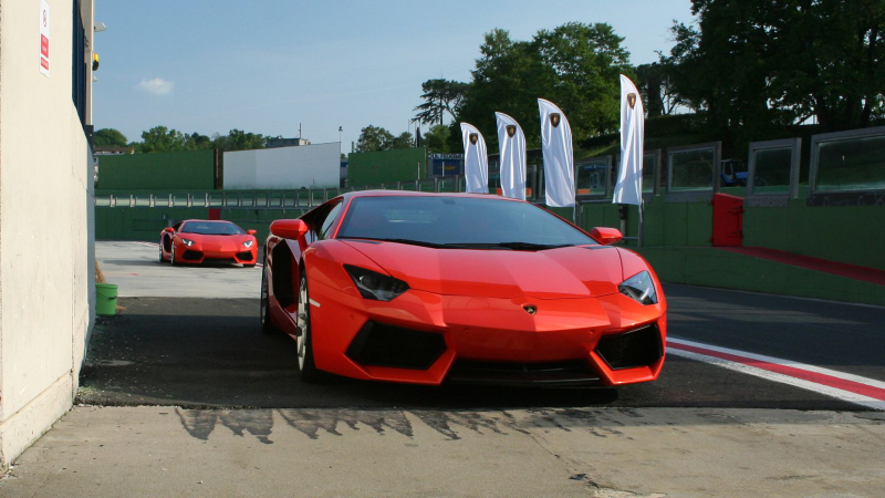 Illustration for article titled Lamborghini Aventador LP-700 at Vallelunga